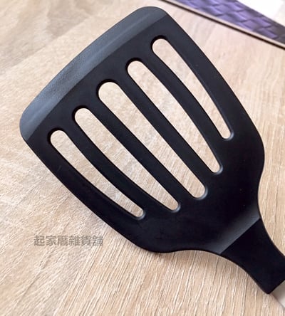 日本貝印KAI－貓咪帶孔尼龍平鏟9