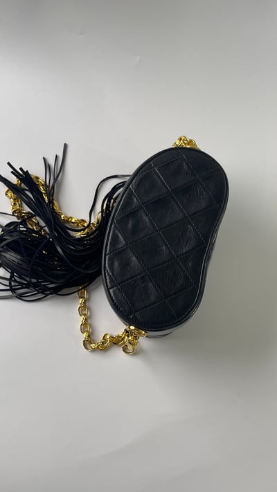 Chanel 雕花鍊長流蘇盒子包10