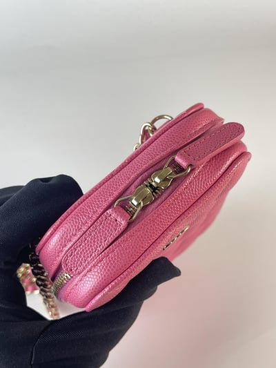 Chanel粉色荔皮手機包7