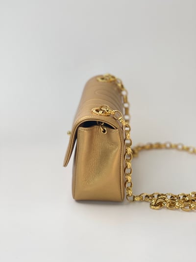 Chanel 雕花鍊金屬掀蓋包3