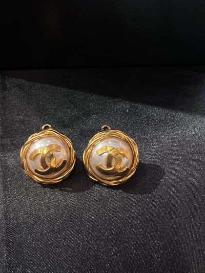 Chanel珍珠logo耳夾1