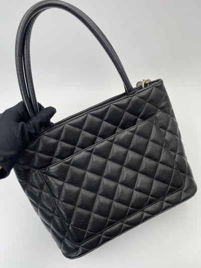 Chanel希爾頓銀幣包4