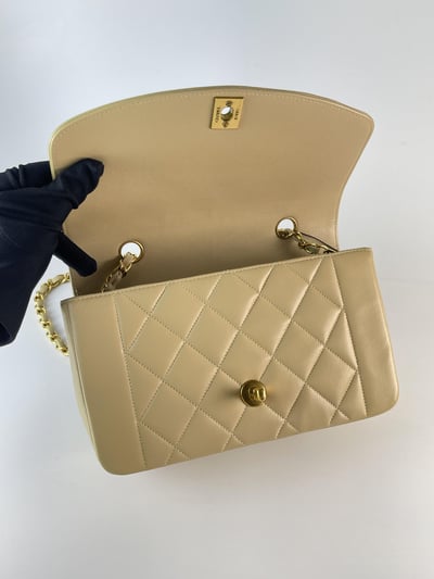 Chanel奶茶色黛妃2210