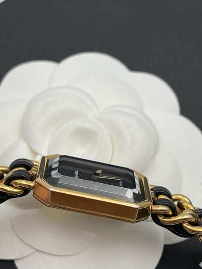 Chanel黑金皮穿首映錶L7