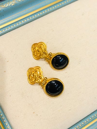 Chanel 藤蔓四葉草垂墜耳夾1