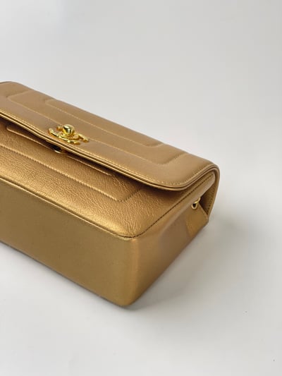 Chanel 雕花鍊金屬掀蓋包5