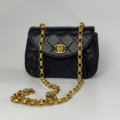 Chanel 雕花鍊元寶包1