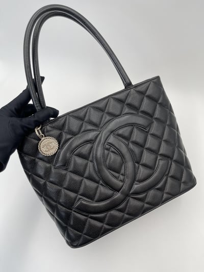 Chanel希爾頓銀幣包10