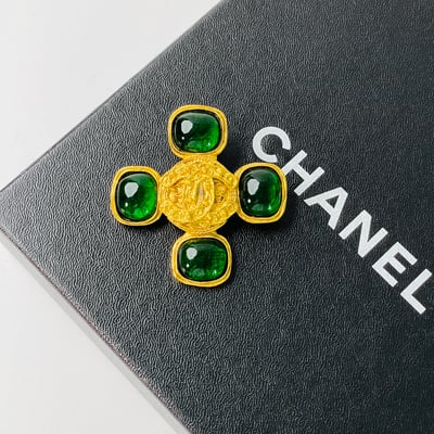 Chanel 葡萄藤綠琉十字胸針1