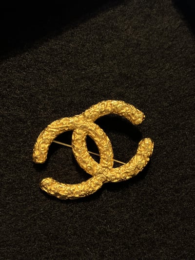 Chanel熔岩胸針1