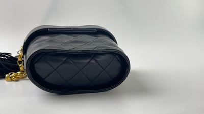 Chanel 雕花鍊長流蘇盒子包9