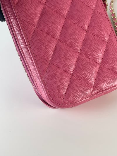 Chanel粉色荔皮手機包6