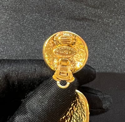 Chanel圓logo垂墜方耳夾3