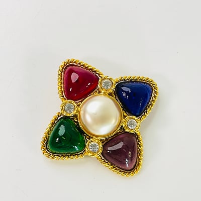 Chanel 琉珍鑽十字胸針1