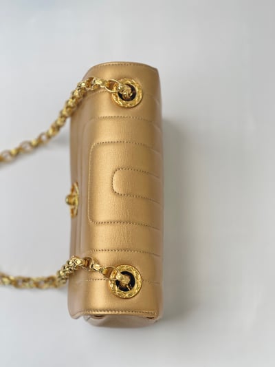 Chanel 雕花鍊金屬掀蓋包9