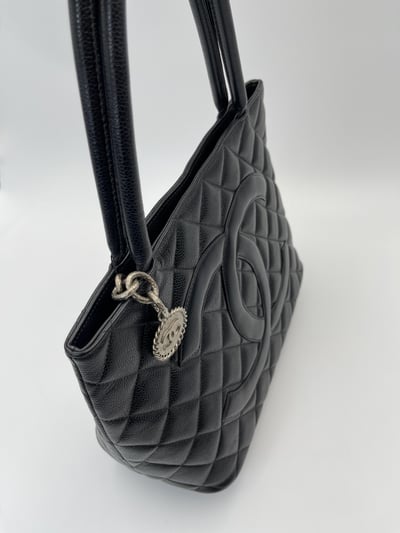 Chanel希爾頓銀幣包13