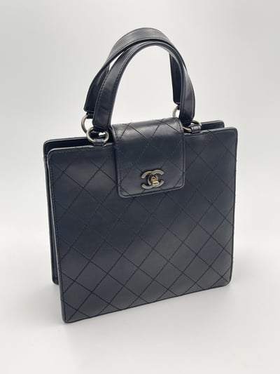 Chanel外縫線銅釦手提包1