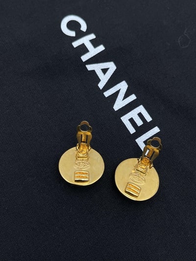 Chanel實心圓書包釦耳夾3