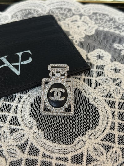 Chanel水鑽蝴蝶節香水瓶胸針1