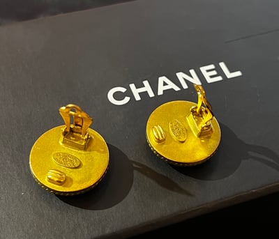 Chanel黑白貝母耳夾2