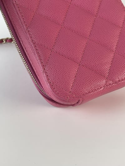 Chanel粉色荔皮手機包4