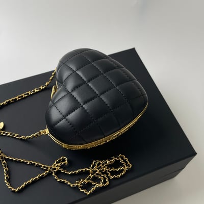 Chanel 鏤空愛心包8