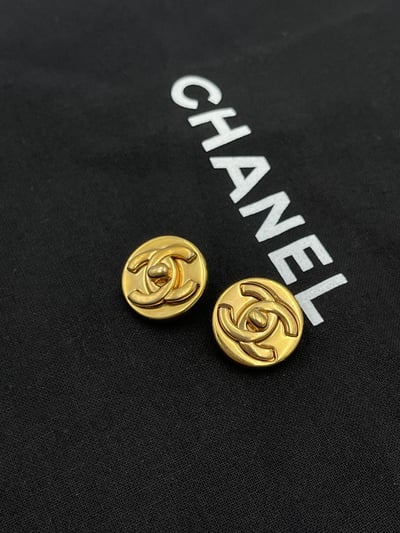 Chanel實心圓書包釦耳夾1