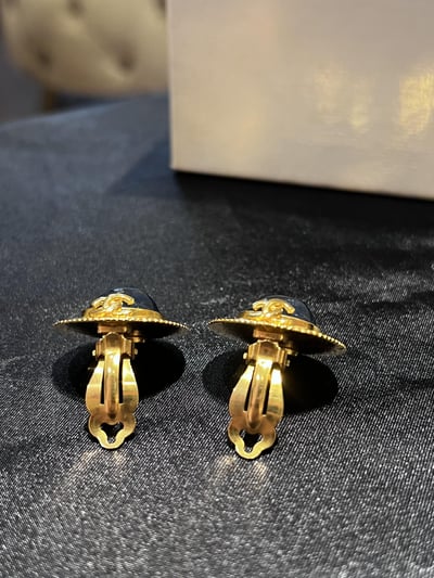 Chanel透藍琉璃圓耳夾2