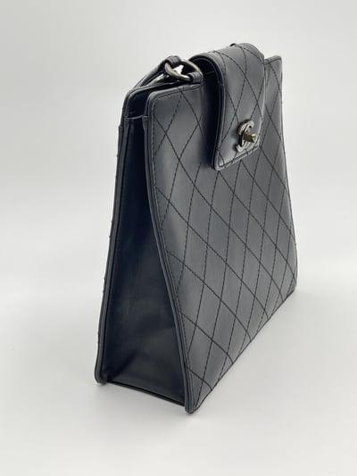 Chanel外縫線銅釦手提包11