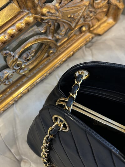 Chanel V型紋鏈條包12