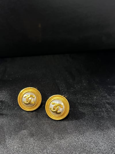 Chanel圓珍珠logo耳夾1