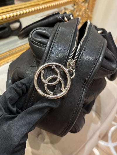 Chanel黑銀保齡球包16