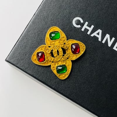 Chanel 紅綠葡萄藤四葉草胸針1