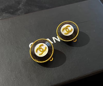 Chanel黑白貝母耳夾1