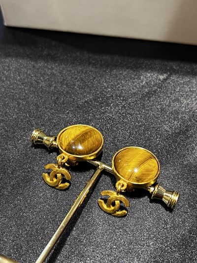 Chanel貓眼石垂墜logo耳夾1