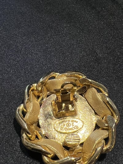 Chanel金屬皮穿花耳夾3