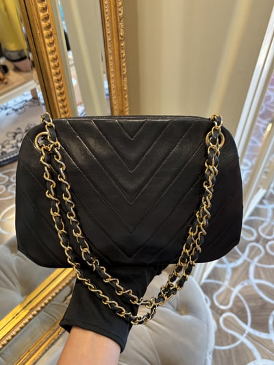 Chanel V型紋鏈條包16