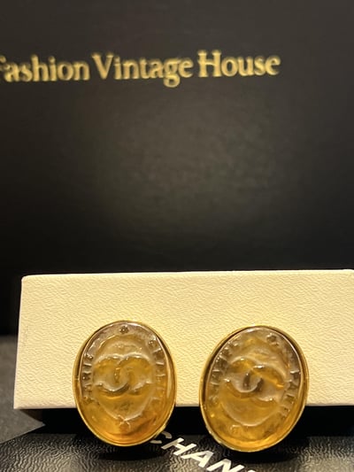 Chanel琥珀雙c橢圓耳夾1
