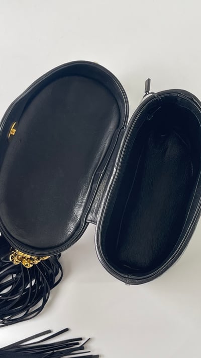 Chanel 雕花鍊長流蘇盒子包13