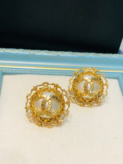 Chanel 蕾絲珍珠logo耳夾1