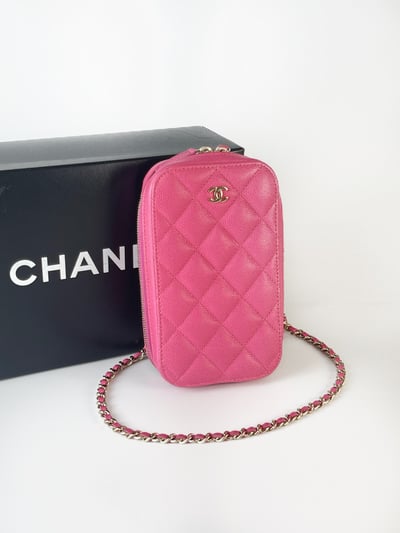 Chanel粉色荔皮手機包1