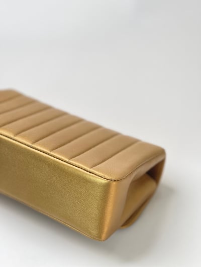 Chanel 雕花鍊金屬掀蓋包8