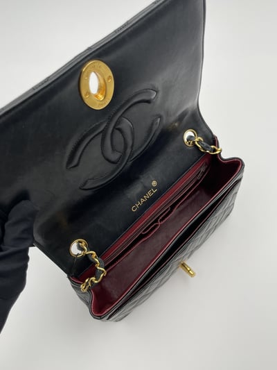 Chanel大logo黑金口蓋包11