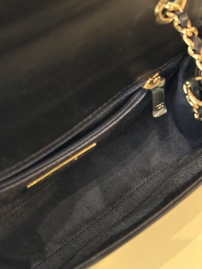 Chanel大Logo相機包20