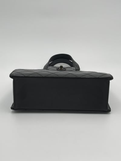 Chanel外縫線銅釦手提包3