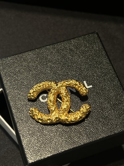 Chanel小熔岩胸針1