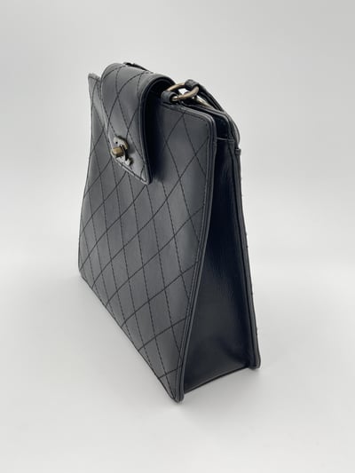 Chanel外縫線銅釦手提包10