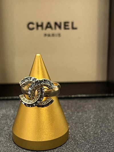 Chanel立體銀帶鑽戒指1