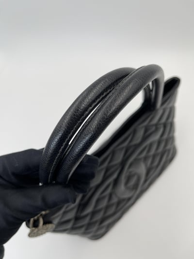 Chanel希爾頓銀幣包3