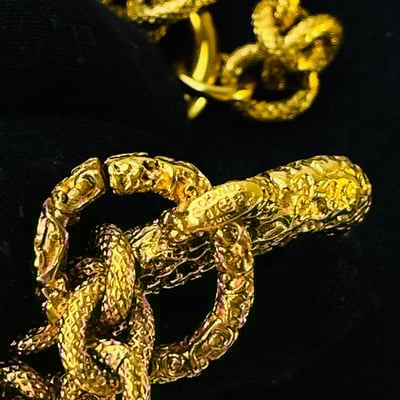 Chanel 熔岩鏡面墜飾項鍊3